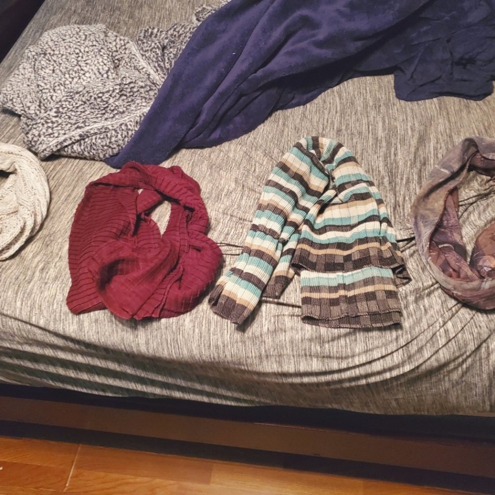 4 scarves - Picture 1 of 1